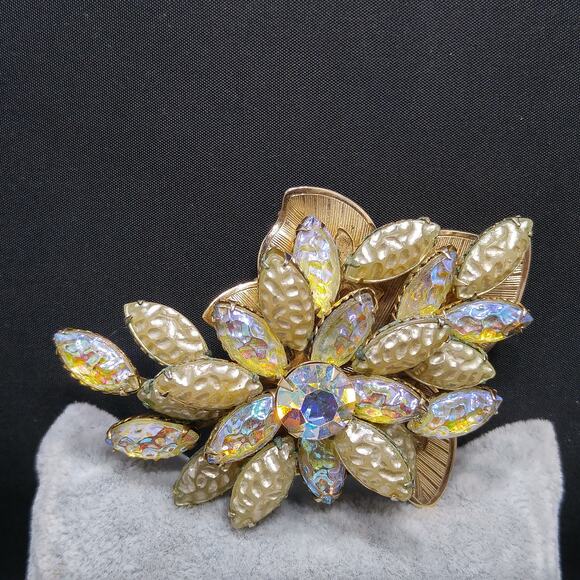 Vintage 1950s Molded Lava Glass Aurora Borealis Rhinestone Floral Brooch - Picture 5 of 10